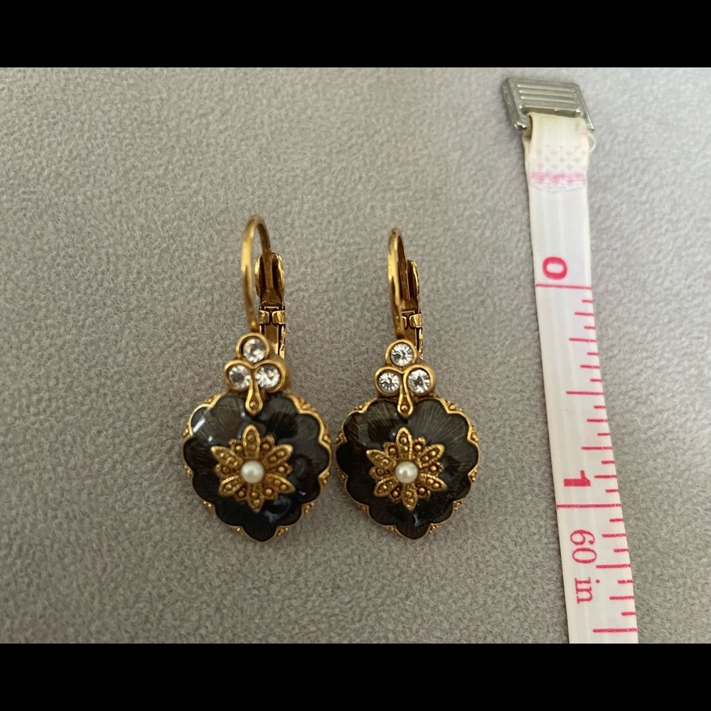 Absolutely stunning Joan Rivers vintage look earrings. Pierced